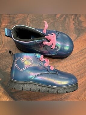Carter's Infant / Toddler Iridescent Heart Boots
Baby Shoes - Size 4